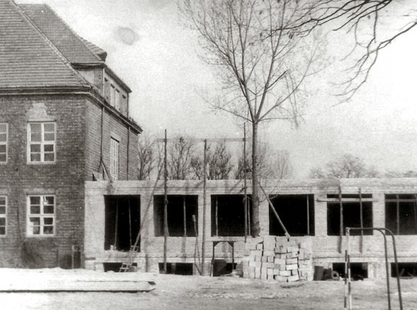 Budynek szkolny w trakcie rozbudowy pod koniec lat siedemdziesiątych