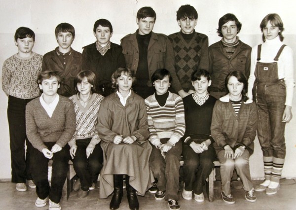 Absolwenci szkoły w roku szkolnym 1983/84 z wychowawczynią Anną Karpińską