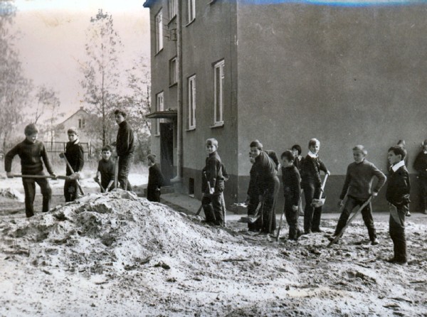 Rok 1972, praca uczniów obok Domu Nauczyciela