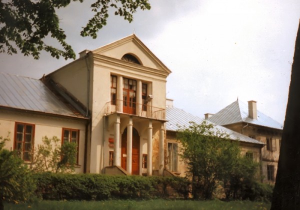 Dworek w latach 80-tych - siedziba Ośrodka Zdrowia i przedszkola.