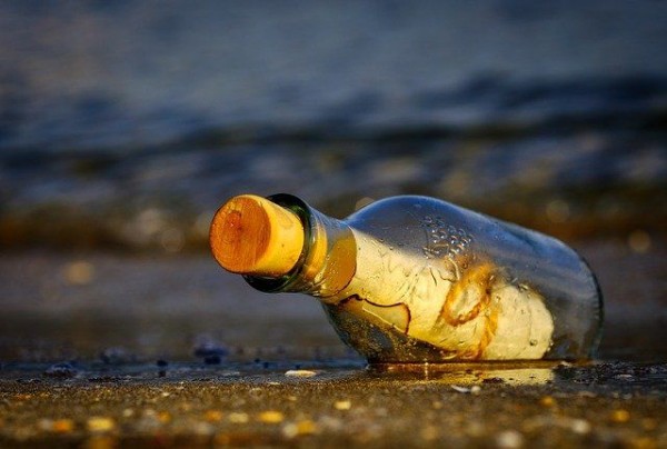 Zakorkowana butelka na plaży