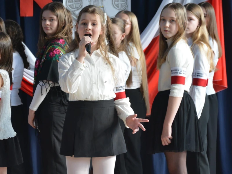 śpiewająca uczennica podczas uroczystości patriotycznej
