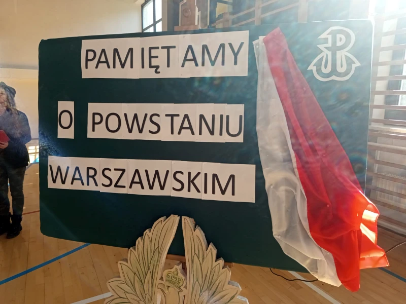 dekoracja szkolna napis Pamiętamy o Powstaniu Warszawskim 