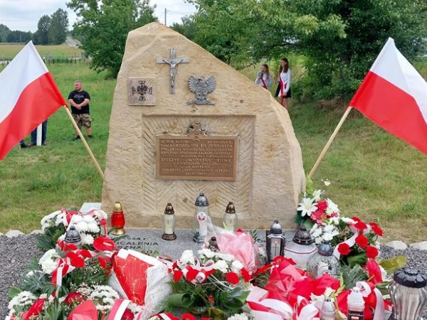 Pomnik ku czci żołnierzy NSZ &quot;Żbika&quot; i AK &quot;Marcina&quot; na ulicy Przedborskiej w Olesznie