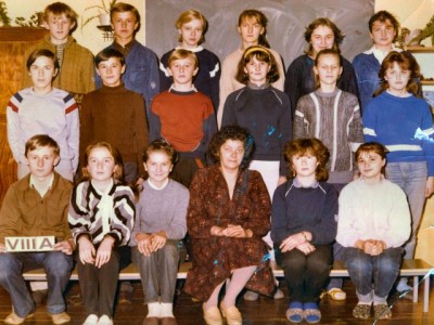 Rok 1988 - pani Aniela Wójcik z klasą VIIIa
