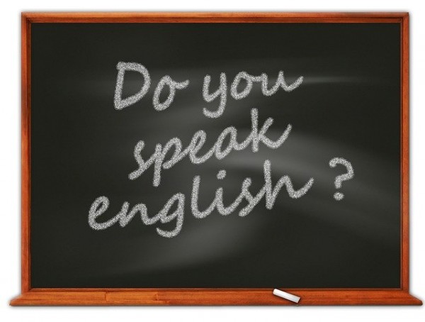 Tablica szkolna z napisem: Do you speak english?