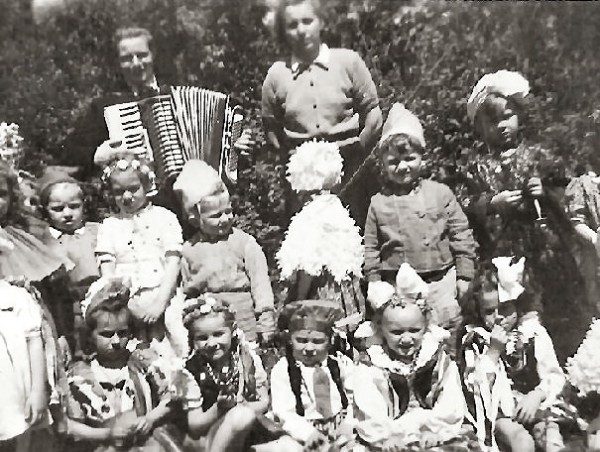 1953 r. Pamiątkowa fotografia wykonana prawdopodobnie po szkolnej uroczystości. Grający na harmonii – p. Czesław Kusiński.