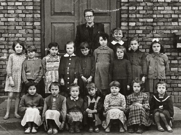 Rok 1961 - pani Aniela Kańska z klasą. Fotografia wykonana na tle szkoły.