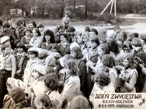 Udział uczniów i nauczycieli szkoły w Dniu Zwycięstwa w Krasocinie w 1979 r.