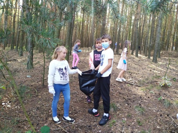 Dzieci zbierające śmieci